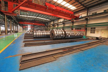 Çelik bobinler fabrikada.