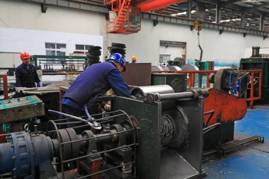 LUANNAN COUNTY, Hebei Eyaleti, Çin - 25 Mart 2020: İşçiler bir fabrikanın şerit üretim hattında meşguller.