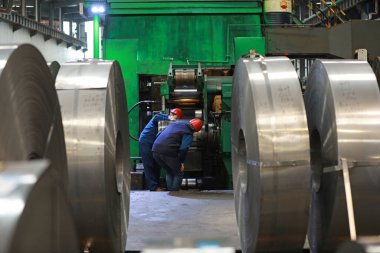 LUANNAN COUNTY, Hebei Eyaleti, Çin - 26 Mart 2020: İşçiler demir ve çelik fabrikasının şerit üretim hattında meşguller.