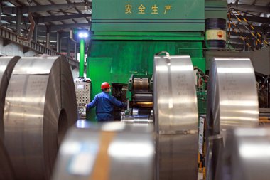 LUANNAN COUNTY, Hebei Eyaleti, Çin - 26 Mart 2020: İşçiler demir ve çelik fabrikasının şerit üretim hattında meşguller.