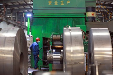 LUANNAN COUNTY, Hebei Eyaleti, Çin - 26 Mart 2020: İşçiler demir ve çelik fabrikasının şerit üretim hattında meşguller.