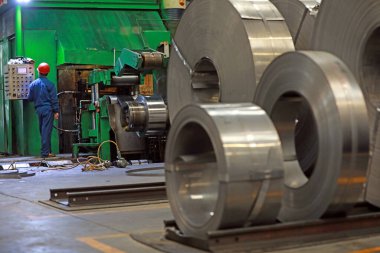 LUANNAN COUNTY, Hebei Eyaleti, Çin - 26 Mart 2020: İşçiler demir ve çelik fabrikasının şerit üretim hattında meşguller.