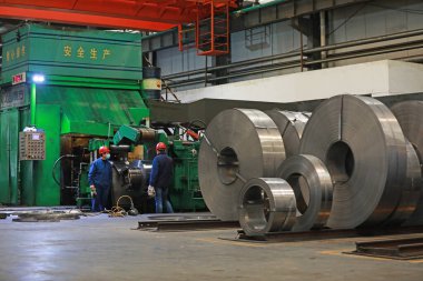 LUANNAN COUNTY, Hebei Eyaleti, Çin - 26 Mart 2020: İşçiler demir ve çelik fabrikasının şerit üretim hattında meşguller.