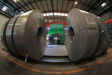 LUANNAN COUNTY, Hebei Eyaleti, Çin - 26 Mart 2020: İşçiler demir ve çelik fabrikasının şerit üretim hattında meşguller.