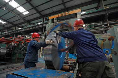 LUANNAN COUNTY, Hebei Eyaleti, Çin - 26 Mart 2020: İşçiler demir ve çelik fabrikasının şerit üretim hattında meşguller.