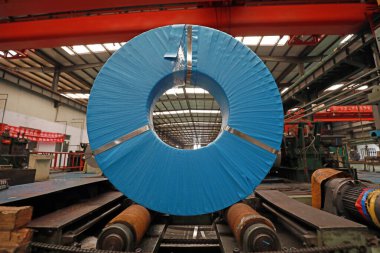 LUANNAN COUNTY, Hebei Eyaleti, Çin - 26 Mart 2020: İşçiler demir ve çelik fabrikasının şerit üretim hattında meşguller.