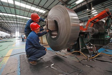 LUANNAN COUNTY, Hebei Eyaleti, Çin - 26 Mart 2020: İşçiler demir ve çelik fabrikasının şerit üretim hattında meşguller.