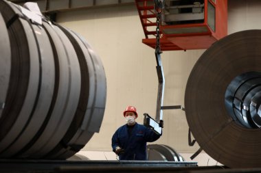 LUANNAN COUNTY, Hebei Eyaleti, Çin - 26 Mart 2020: İşçiler demir ve çelik fabrikasının şerit üretim hattında meşguller.