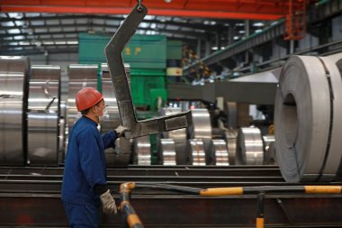 LUANNAN COUNTY, Hebei Eyaleti, Çin - 26 Mart 2020: İşçiler demir ve çelik fabrikasının şerit üretim hattında meşguller.