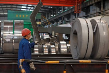 LUANNAN COUNTY, Hebei Eyaleti, Çin - 26 Mart 2020: İşçiler demir ve çelik fabrikasının şerit üretim hattında meşguller.