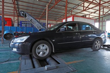 LUANNAN COUNTY, Hebei Eyaleti, Çin - 27 Mart 2020: İşçiler yeni koronavirüs zatürresi önleme ve kontrol koşulları altında motorlu taşıtların egzozunu test ediyorlar.