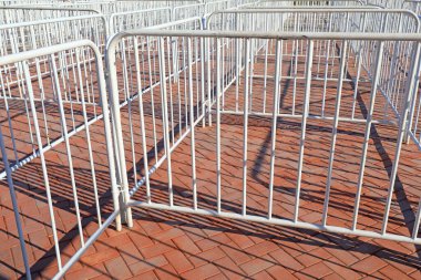 Beyaz metal bariyer parkın kapısında.