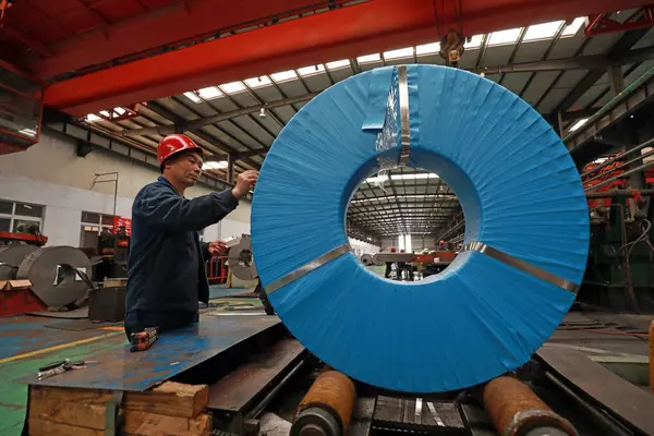 LUANNAN COUNTY, Hebei Eyaleti, Çin - 26 Mart 2020: İşçiler demir ve çelik fabrikasının şerit üretim hattında meşguller.