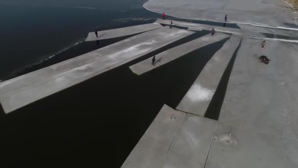 中国北方农民用电锯砍断了河流的冰 把冰储存在地里 — 图库视频影像