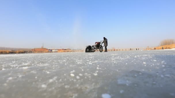 2021年1月22日 中国河北省阮南县 农民用电锯在野外割冰 — 图库视频影像