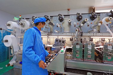 LUANNAN COUNTY, Hebei Eyaleti, Çin - 15 Nisan 2020: İşçiler tıbbi maske fabrikasının üretim hattında meşguller.