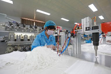 LUANNAN COUNTY, Hebei Eyaleti, Çin - 15 Nisan 2020: İşçiler tıbbi maske fabrikasının üretim hattında meşguller.