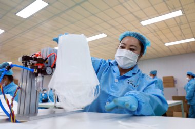 LUANNAN COUNTY, Hebei Eyaleti, Çin - 23 Nisan 2020: İşçiler tıbbi maske fabrikasının üretim hattında meşguller.