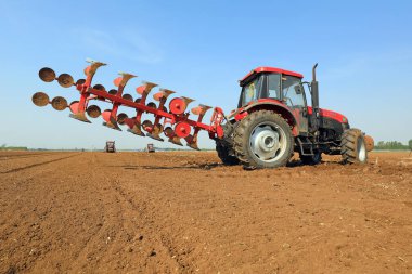 LUANNAN COUNTY, Hebei Eyaleti, Çin - 27 Nisan 2020: Çiftçiler plastik eritilmiş fıstık yetiştirmek için ekicileri kullanır.