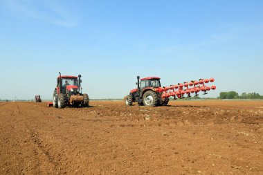 LUANNAN COUNTY, Hebei Eyaleti, Çin - 27 Nisan 2020: Çiftçiler plastik eritilmiş fıstık yetiştirmek için ekicileri kullanır.