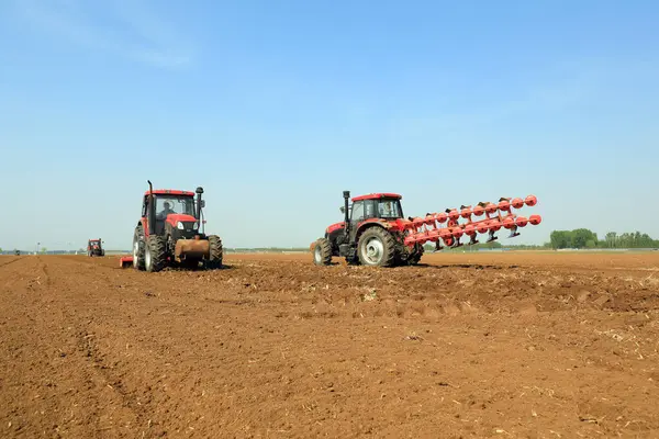 LUANNAN COUNTY, Hebei Eyaleti, Çin - 27 Nisan 2020: Çiftçiler plastik eritilmiş fıstık yetiştirmek için ekicileri kullanır.