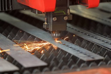 Sayısal kontrol aracı lazer kesme ekipmanı çalışıyor