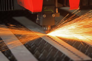 Sayısal kontrol aracı lazer kesme ekipmanı çalışıyor