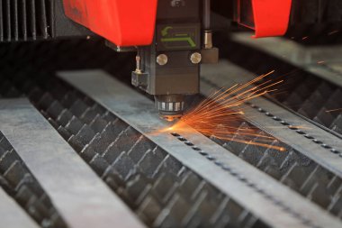 Sayısal kontrol aracı lazer kesme ekipmanı çalışıyor