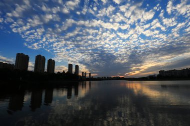 Kıyı kenti, Kuzey Çin 'in akşam manzarası