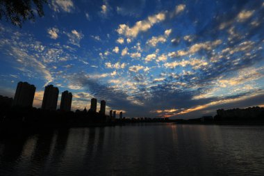 Kıyı kenti, Kuzey Çin 'in akşam manzarası