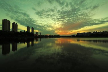 Kıyı kenti, Kuzey Çin 'in akşam manzarası