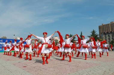 LUANNAN COUNTY, Hebei Eyaleti, Çin - 8 Ağustos 2020: Meydanda kadın bel davulu performansı