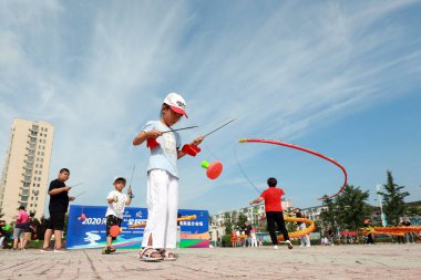 LUANNAN COUNTY, Hebei Eyaleti, Çin - 8 Ağustos 2020: Kare 'de genç şeytani performans