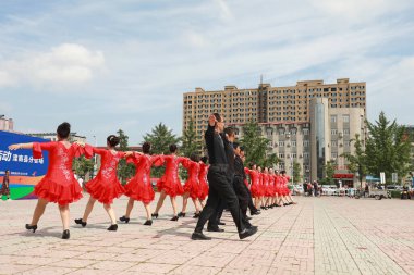 LUANNAN COUNTY, Hebei Eyaleti, Çin - 8 Ağustos 2020: İnsanlar meydanda aerobik yapıyorlar