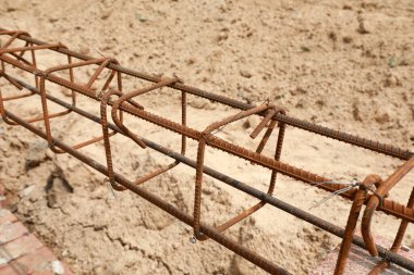 Bölgede oksitlenme ve çelik desteğinin paslanması