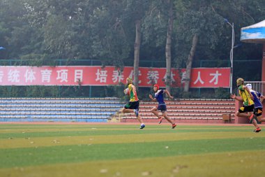 LUANNAN COUNTY, Hebei Eyaleti, Çin - 14 Ağustos 2020: Öğrenciler oyun parkında rugby oynuyorlar