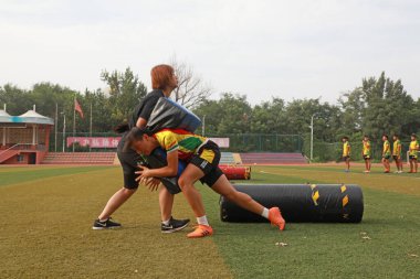 LUANNAN COUNTY, Hebei Eyaleti, Çin - 14 Ağustos 2020: Öğrenciler oyun parkında rugby oynuyorlar