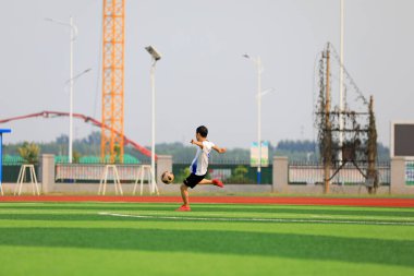 LUANNAN COUNTY, Hebei Eyaleti, Çin - 23 Ağustos 2020: Gençler çimlerde futbol oynuyorlar