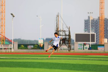 LUANNAN COUNTY, Hebei Eyaleti, Çin - 23 Ağustos 2020: Gençler çimlerde futbol oynuyorlar