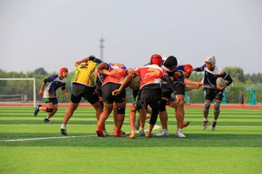 LUANNAN COUNTY, Hebei Eyaleti, Çin - 23 Ağustos 2020: rugby oyuncuları oyun alanında antrenman yapıyor
