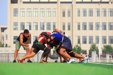 LUANNAN COUNTY, Hebei Eyaleti, Çin - 23 Ağustos 2020: rugby oyuncuları oyun alanında antrenman yapıyor