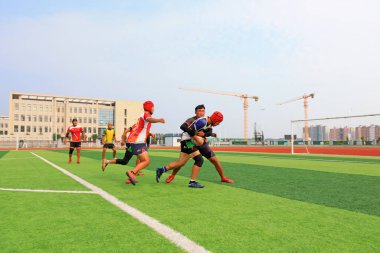 LUANNAN COUNTY, Hebei Eyaleti, Çin - 23 Ağustos 2020: rugby oyuncuları oyun alanında antrenman yapıyor