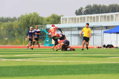 LUANNAN COUNTY, Hebei Eyaleti, Çin - 23 Ağustos 2020: rugby oyuncuları oyun alanında antrenman yapıyor