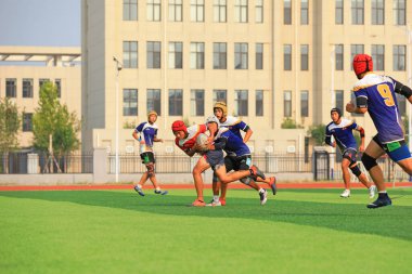 LUANNAN COUNTY, Hebei Eyaleti, Çin - 23 Ağustos 2020: rugby oyuncuları oyun alanında antrenman yapıyor