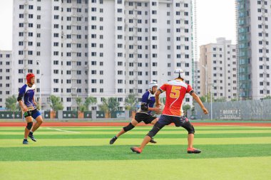 LUANNAN COUNTY, Hebei Eyaleti, Çin - 23 Ağustos 2020: rugby oyuncuları oyun alanında antrenman yapıyor