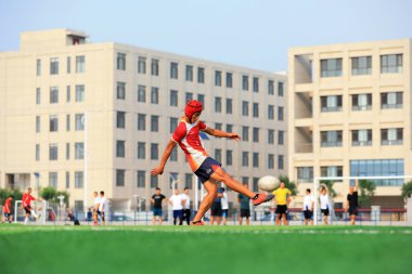 LUANNAN COUNTY, Hebei Eyaleti, Çin - 23 Ağustos 2020: rugby oyuncuları oyun alanında antrenman yapıyor