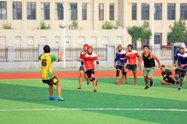 LUANNAN COUNTY, Hebei Eyaleti, Çin - 23 Ağustos 2020: rugby oyuncuları oyun alanında antrenman yapıyor
