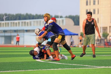 LUANNAN COUNTY, Hebei Eyaleti, Çin - 23 Ağustos 2020: rugby oyuncuları oyun alanında antrenman yapıyor
