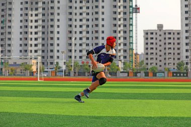 LUANNAN COUNTY, Hebei Eyaleti, Çin - 23 Ağustos 2020: rugby oyuncuları oyun alanında antrenman yapıyor