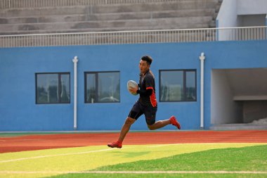 LUANNAN COUNTY, Hebei Eyaleti, Çin - 23 Ağustos 2020: rugby oyuncuları oyun alanında antrenman yapıyor